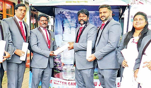 மறுசுழற்சி பாட்டில்கள் மூலமாக குடிநீர் விநியோகிக்கும் ஜேசிஐ தன்னார்வ அமைப்பினர்.