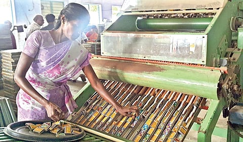 கோவில்பட்டியில் உள்ள தீப்பெட்டி ஆலையில் பணியில் ஈடுபட்டுள்ள தொழிலாளர்கள். (கோப்பு படம்)