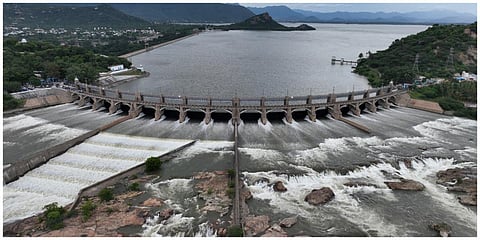 மேட்டூர் அணையின் வெள்ள உபரிநீர் போக்கியின் 16 கண் மதகு வழியாக உபரிநீர் வெளியேற்றப்பட்டது.