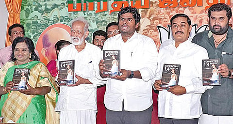தமிழக பாஜக விளையாட்டு மற்றும் திறன் மேம்பாட்டு பிரிவு மாநில தலைவர் அமர் பிரசாத் ரெட்டி எழுதிய ‘கனெக்டிங் 1.4 பில்லியன்’ புத்தகம் வெளியீட்டு விழா சென்னை தி.நகர் கமலாலயத்தில் நேற்று நடந்தது. இதில் பாஜக மாநில தலைவர் அண்ணாமலை, முன்னாள் ஆளுநர் தமிழிசை சவுந்தரராஜன், ஐஜேகே தலைவர் ரவி பச்சமுத்து, ‘பாலம்’ கல்யாணசுந்தரம், கரு.நாகராஜன் உள்ளிட்டோர் பங்கேற்றனர். | படம்: ம.பிரபு |