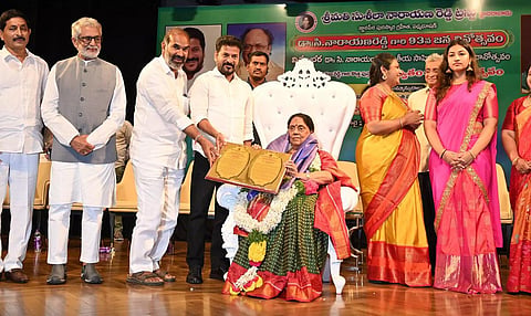 ஹைதராபாத்தில் நேற்று நடந்த நிகழ்ச்சியில்  எழுத்தாளர் சிவசங்கரிக்கு தெலங்கானா முதல்வர் ரேவந்த் ரெட்டி இலக்கிய விருது வழங்கினார்.
