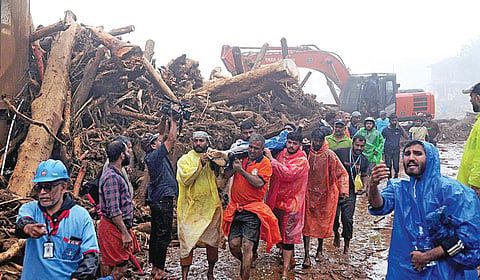 வயநாட்டில் மண்ணில் புதைந்திருந்த ஒருவரின் சடலத்தை மீட்டு எடுத்து வரும் மீட்புப் படையினர்.