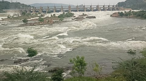 மேட்டூர் அணையின் 16 கண் மதகு வழியாக வெளியேற்றப்படும் உபரிநீர்.