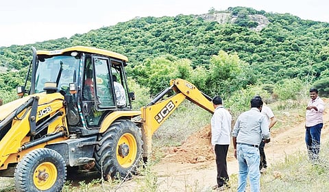 ‘இந்து தமிழ் திசை' நாளிதழ் செய்தியை தொடர்ந்து, பொங்களமூலை பகுதியில் மண் திருட்டை தடுக்க ஆம்பூர் வட்டாட்சியர் மோகன் தலைமையில் வருவாய் துறையினர் ஆய்வு நடத்தி அங்கு 10 அடிக்கு பள்ளம் வெட்டி வழியை மூடினர்.