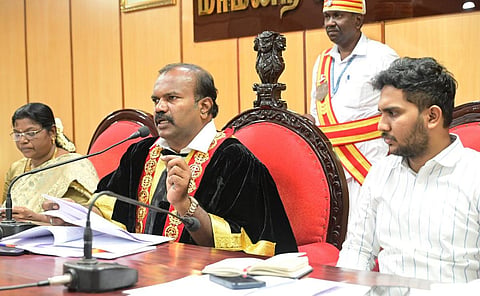 தூத்துக்குடியில் இன்று நடைபெற்ற மாநகராட்சி மாமன்ற கூட்டத்தில் மேயர் ஜெகன் பெரியசாமி பேசினார். | படம்: என்.ராஜேஷ்