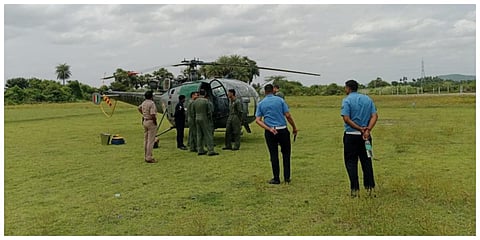 காஞ்சிபுரம் அருகே சாலவாக்கம் பகுதியில் தொழில் நுட்ப கோளாறு காரணமாக தரையிறக்கப்பட்ட ராணுவ ஹெலிகாப்டர்.