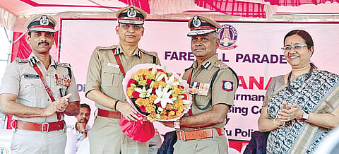 சென்னை பெருநகர முன்னாள் காவல் ஆணையரும், டிஜிபியுமான ஏ.கே.விஸ்வநாதன் நேற்றுடன் பணி ஓய்வு பெற்றதையொட்டி, அவருக்கு மலர்க்கொத்து வழங்கிப் பாராட்டினார் சட்டம்-ஒழுங்கு டிஜிபி சங்கர் ஜிவால். உடன், சென்னை காவல் ஆணையர் அருண், விஸ்வநாதனின் மனைவியும், டிஜிபியுமான சீமா அகர்வால். படம்: ம.பிரபு