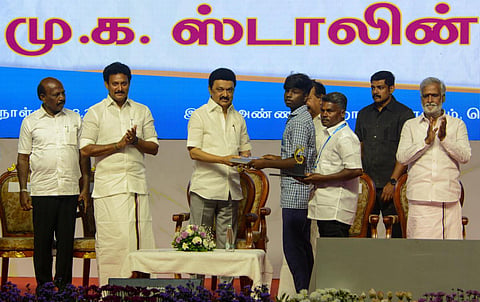 அரசுப் பள்ளிகளில் படித்து சிறந்த உயர்கல்வி நிறுவனங்களில் சேர்க்கை பெற்ற  மாணவர்களுக்கு  சென்னையில் நடைபெற்ற பாராட்டு விழாவில் முதல்வர் மு.க.ஸ்டாலின் சான்றிதழ்கள் வழங்கி சிறப்பித்தார். இந்நிகழ்வில் உயர்கல்வித் துறை க.பொன்முடி, பள்ளிக்கல்வித் துறை அமைச்சர் அன்பில் மகேஸ் பொய்யாமொழி, சுகாதாரத் துறை அமைச்சர் மா.சுப்ரமணியன், அறநிலையத் துறை அமைச்சர் பி.கே.சேகர் பாபு உள்ளிட்டோர் பங்கேற்றனர். படங்கள்: எஸ்.சத்தியசீலன்