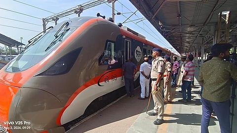 சோதனை ஓட்டத்துக்காக சென்னை கடற்கரையில் இருந்து புறப்பட தயாராக நின்ற வந்தே மெட்ரோ ரயில்.