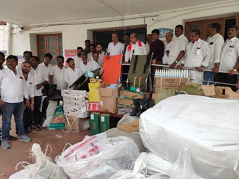 வயநாடு மீட்புப் பணிகள் - ரூ.7 லட்சம் மதிப்பிலான உபகரணங்களை வழங்கியது குன்னூர் திமுக