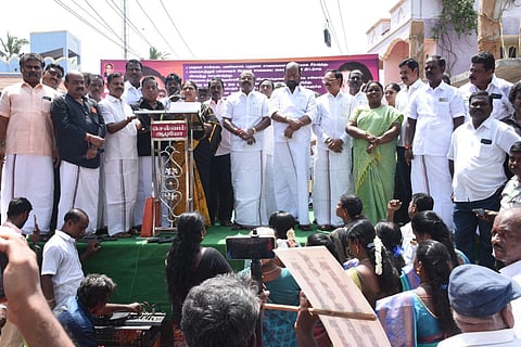 அனகாபுத்தூரில் தாம்பரம் மாநகராட்சியை கண்டித்து ஆர்ப்பாட்டத்தில் ஈடுபட்ட அதிமுகவினர்.