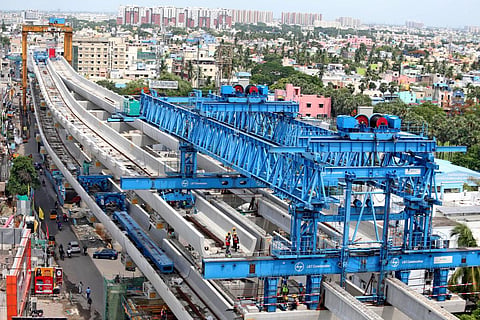 வளசரவாக்கம் அருகே இரட்டை அடுக்கு மேம்பாலத்தில் தண்டவாளம் அமைக்கும் பணி நடைபெறுகிறது:. | படம் : ம.பிரபு