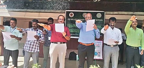 சென்னை திருவல்லிக்கேணி சி.எஸ்.ஐ. கெல்லட் மேல்நிலைப் பள்ளியில் சுகாதார விழிப்புணர்வு பேரணி மற்றும் உறுதிமொழி ஏற்பு நிகழ்ச்சி சமீபத்தில் நடந்தது. இந்நிகழ்ச்சியில் சென்னை மாநகராட்சி சுகாதார கல்வி அலுவலர் டி.ஜி.சீனிவாசன், சென்னை மாவட்ட தேசிய பசுமைப் படை ஒருங்கிணைப்பாளர் ஜி.தங்கராஜ், பள்ளியின் தலைமையாசிரியர் டி.நிக்ஸன் உள்ளிட்டோர் கலந்து கொண்டு மாணவர்கள், ஆசிரியர்களுடன் உறுதிமொழி எடுத்துக் கொண்டனர்.