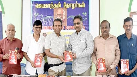 மோத்தி ஆர்.ராஜகோபால் குறித்த கட்டுரைத் தொகுப்பு நூல் வெளியிட்டு விழாவில் பங்கேற்ற அமெரிக்க வாழ் தமிழரும், எழுத்தாளருமான பி.கே.சிவகுமார் உள்ளிட்டோர்.  படம்: ஜெ.மனோகரன்.