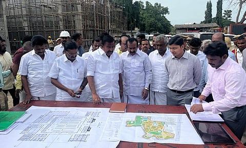 கோவை காந்திபுரம் மத்திய சிறை அருகே அமைக்கப்பட்டு வரும் செம்மொழி பூங்கா பணிகளை  இன்று காலை தமிழக நகராட்சி நிர்வாகத்துறை அமைச்சர் கே.என்.நேரு மற்றும் வீட்டு வசதித்துறை அமைச்சர் முத்துசாமி ஆகியோர் ஆய்வு செய்தனர். (படம்: ஜெ.மனோகரன்)