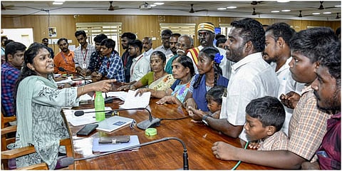தஞ்சாவூர் மாவட்ட ஆட்சியர் அலுவலகத்தில்  பள்ளி மாணவர்களுடன் மனு கொடுக்க வந்தவர்களை கடுமையாக எச்சரித்த மாவட்ட ஆட்சியர் பிரியங்கா பங்கஜம். | படம்: ஆர்.வெங்கடேஷ். 