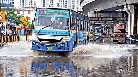 சென்னையில் நேற்று அதிகாலை பெய்த கனமழை காரணமாக கோயம்பேட்டில் தேங்கிய மழைநீர். | படம்: ம.பிரபு |