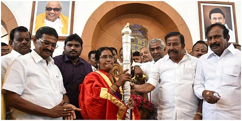 கோவை மேயர் ரங்கநாயகிக்கு செங்கோலை வழங்கிய அமைச்சர் கே.என்.நேரு உடன் அமைச்சர் முத்துசாமி உள்ளிட்டோர் |   படங்கள்: ஜெ.மனோகரன்