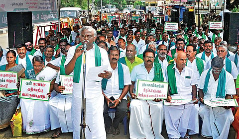 பனை , தென்னை மரங்களில்கள் இறக்கி விற்பனை செய்ய அனுமதி வழங்க வலியுறுத்தி, சென்னை வள்ளுவர் கோட் ம் அருகே நேற்று உண்ணா விரதப் போராட்டம் நடைபெற்றது. தமிழ்நாடு அனைத்து விவசாயிகள் சங்கங்களின் ஒருங்கிணைப்பு குழு தலைவர் பி.ஆர்.பாண்டியன் தலைமையில் நடந்த இந்த போராட்டத்தில் திரைப்பட இயக்குநர் தங்கர் பச்சான் உள்ளிட்ட ஏராளமானோர் பங்கேற்றனர். | படம்: ம.பிரபு |