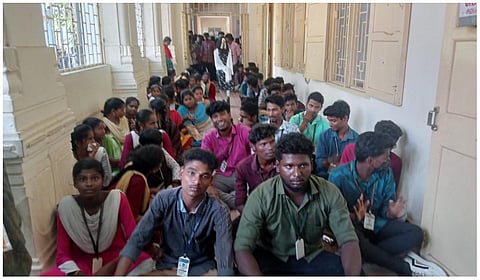 மாணவர்கள் உள்ளிருப்புப் போராட்டம்