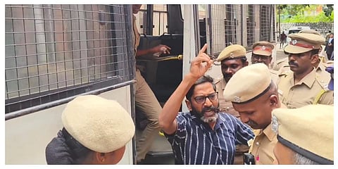 யூடியூபர் சவுக்கு சங்கரை குமரி மாவட்டம் குழித்துறை நீதிமன்றத்தில் போலீஸார் ஆஜர்படுத்தினர் 