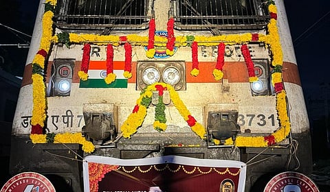 சென்னை - டெல்லி இடையிலான தமிழ்நாடு எக்ஸ்பிரஸ் ரயிலின் 48 - வது ஆண்டு கொண்டாட்டம்