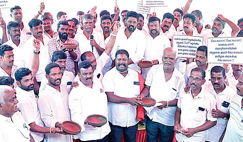 தமிழ்நாடு ஒருங்கிணைந்த மணல் மற்றும் சவுடு லாரி உரிமையாளர்கள் சங்கங்கள் சார்பில் பல்வேறு கோரிக்கைகளை வலியுறுத்தி எழும்பூர்
அருகே நேற்று கவன ஈர்ப்பு ஆர்ப்பாட்டம் நடைபெற்றது. | படம்: ம.பிரபு |