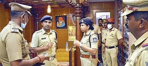 புதுச்சேரியில் 4 பேர் தற்கொலை செய்து கொண்ட தங்கும் விடுதியில் விசாரணை நடத்திய புதுச்சேரி போலீஸார். படம்: எம்.சாம்ராஜ்