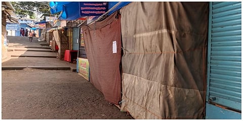 வியாபாரிகள்போராட்டம் காரணமாக குற்றாலத்தில் கடைகள் அடைக்கப்பட்டுள்ளன