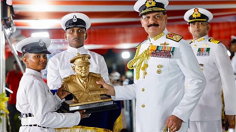 அக்னிவீரர்கள் பயிற்சி நிறைவு விழாவில் வீரர் ஒருவருக்கு பரிசு வழங்குகிறார் கடற்படை தலைமைத் தளபதி தினேஷ் கே. திரிபாதி.