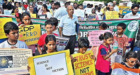 கல்விக்கான நிதி ஒதுக்கீட்டை உயர்த்த வலியுறுத்தி ஆய்வாளர்கள், பேராசிரியர்கள் விழிப்புணர்வு பேரணி