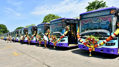 தாழ்தள பேருந்துகளில் மாற்றுத் திறனாளிகள் பயணிக்க உதவ வேண்டும்: ஓட்டுநர், நடத்துநர்களுக்கு அறிவுறுத்தல்