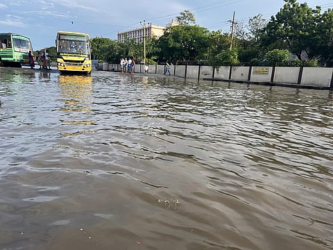 மீண்டும் மழை நீர் சூழ்ந்த நிலையில் விழுப்புரம் புதிய பேருந்து நிலையம்.