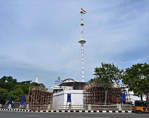 சென்னை புனித ஜார்ஜ் கோட்டையில் நடைபெற உள்ள சுதந்திர தின விழாவிற்கான ஏற்பாடுகள் முழு வீச்சில் நடந்து வருகிறது. விழா மேடை அருகே  அங்கு துப்பாக்கி எந்திய போலீஸ் பாதுகாப்பு போடப்பட்டுள்ளது. பார்வையாளர்கள் பகுதியில் தடுப்புகள் அமைக்கப்பட்டள்ளது. படம்: எஸ்.சத்தியசீலன்