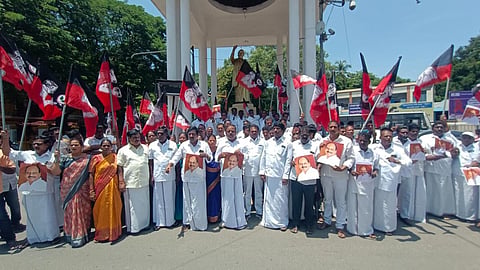 ஜெயலலிதா குறித்து விமர்சனம்: தமிழக அமைச்சரின் உருவப்படத்தை கிழித்து புதுவையில் அதிமுகவினர் சாலை மறியல்