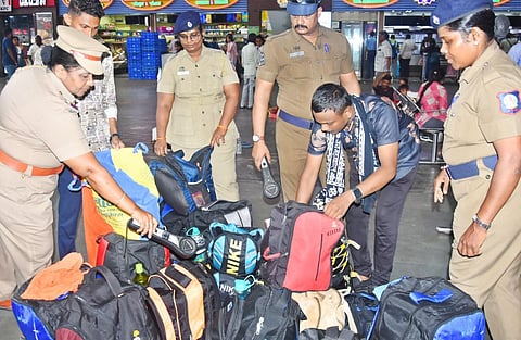 சென்னை சென்ட்ரல் ரயில் நிலையத்தில் பயணிகளின் உடமைகளை பரிசோதிக்கும் ரயில்வே போலீஸார்.