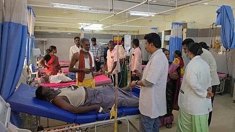 சிவகங்கை அரசு மருத்துவமனையில் கதம்ப வண்டு கடித்து காயமடைந்து அனுமதிக்கப்பட்ட சுந்தர நடப்பு கிராம மக்கள்.