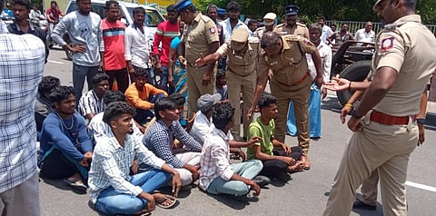 கொல்லிமலையில் மர்மமான முறையில் உயிரிழந்த தனியார் கல்லூரி மாணவியின் பெற்றோர் மற்றும் உறவினர்கள் நாமக்கல் மாவட்ட ஆட்சியர் அலுவலகம் சாலை மறியலில் ஈடுபட்டனர்.