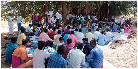 தூத்துக்குடி அருகே பொட்டலூரணி கிராமத்தில் நடைபெற்ற  ‘மக்கள் கிராம சபை’ கூட்டத்தில் பங்கேற்ற கிராம மக்கள்.