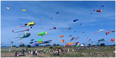 திருவிடந்தை கடற்கரை பகுதியில் 3-வது சர்வதேச பட்டம் விடும் திருவிழாவை அமைச்சர்கள் தா.மோ.அன்பரசன், கா.ராமச்சந்திரன் தொடங்கிவைத்து, வானில் பறக்கவிடப்பட்ட  பட்டங்களை பார்வையிட்டனர்.