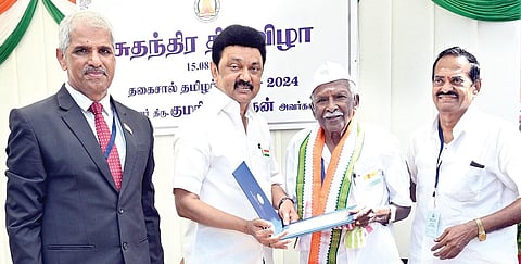 புனித ஜார்ஜ் கோட்டையில் தேசிய கொடியை ஏற்றினார் முதல்வர்: தகைசால் தமிழர் உள்ளிட்ட விருதுகளை வழங்கினார்