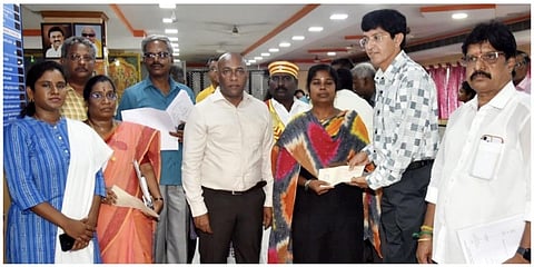 விழுப்புரம் மாவட்ட மத்திய கூட்டுறவு வங்கியில் பயனாளி ஒருவருக்கு நலத்திட்ட உதவியை உணவு மற்றும் நுகர்வோர் பாதுகாப்புத்துறை  செயலர் ஜெ.ராதாகிருஷ்ணன் வழங்கினார்.