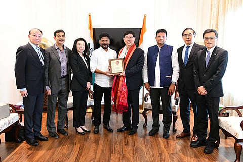 ஹைதராபாத்தில் முதலீடு செய்ய ஃபாக்ஸ்கான் ஆர்வம் - நிறுவன தலைவர் உடன் தெலங்கானா முதல்வர் சந்திப்பு