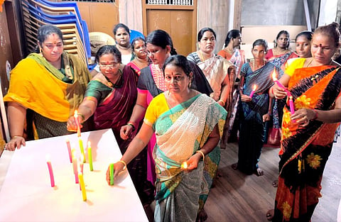 கொல்கத்தா பெண் மருத்துவர் படுகொலை: மெழுகுவர்த்தி ஏந்தி தமிழக பாஜக பெண் நிர்வாகிகள் மவுன அஞ்சலி