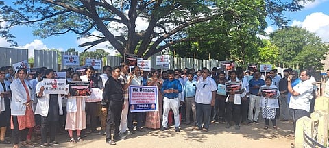 சிதம்பரம் அரசு மருத்துவக் கல்லூரி மருத்துவர்கள் போராட்டம்: பேரணியாக சென்று மனு