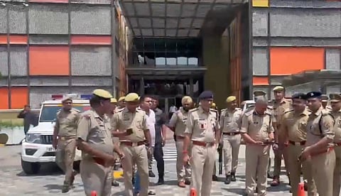 டிஎல்எஃப் மாலில் பாதுகாப்பு ஒத்திகையில் ஈடுபட்ட போலீஸார்