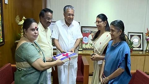2019-ல் ஹேமா கமிட்டி பினராயி விஜயனிடம் அளித்த அறிக்கை (கோப்புப் படம்)