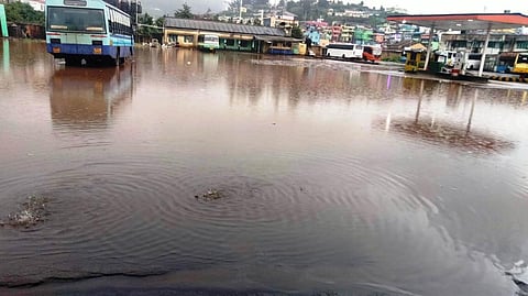 உதகையில் 2 மணி நேரம் கொட்டிய கனமழை: பேருந்து பணிமனைக்குள் சூழ்ந்த வெள்ளம்!