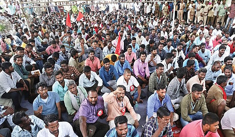 பல்வேறு கோரிக்கைகளை வலியுறுத்தி, தமிழ்நாடு மின்வாரிய கேங்மேன் தொழிற்சங்கம் சார்பில், சென்னையில் நேற்று நடந்த ஆர்ப்பாட்டத்தில் பங்கேற்றவர்கள். | படம்: ம.பிரபு |