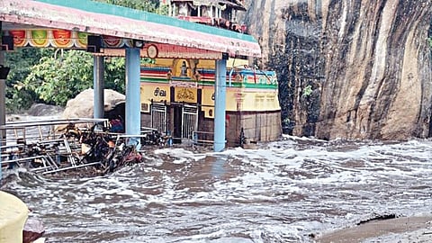 அமணலிங்கேஸ்வரர் கோயிலை சூழ்ந்தபடி சென்ற மழை வெள்ளம்.